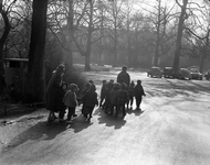816516 Afbeelding van een groepje kinderen, onder begeleiding van twee volwassenen op het Lepelenburg te Utrecht. Op de ...